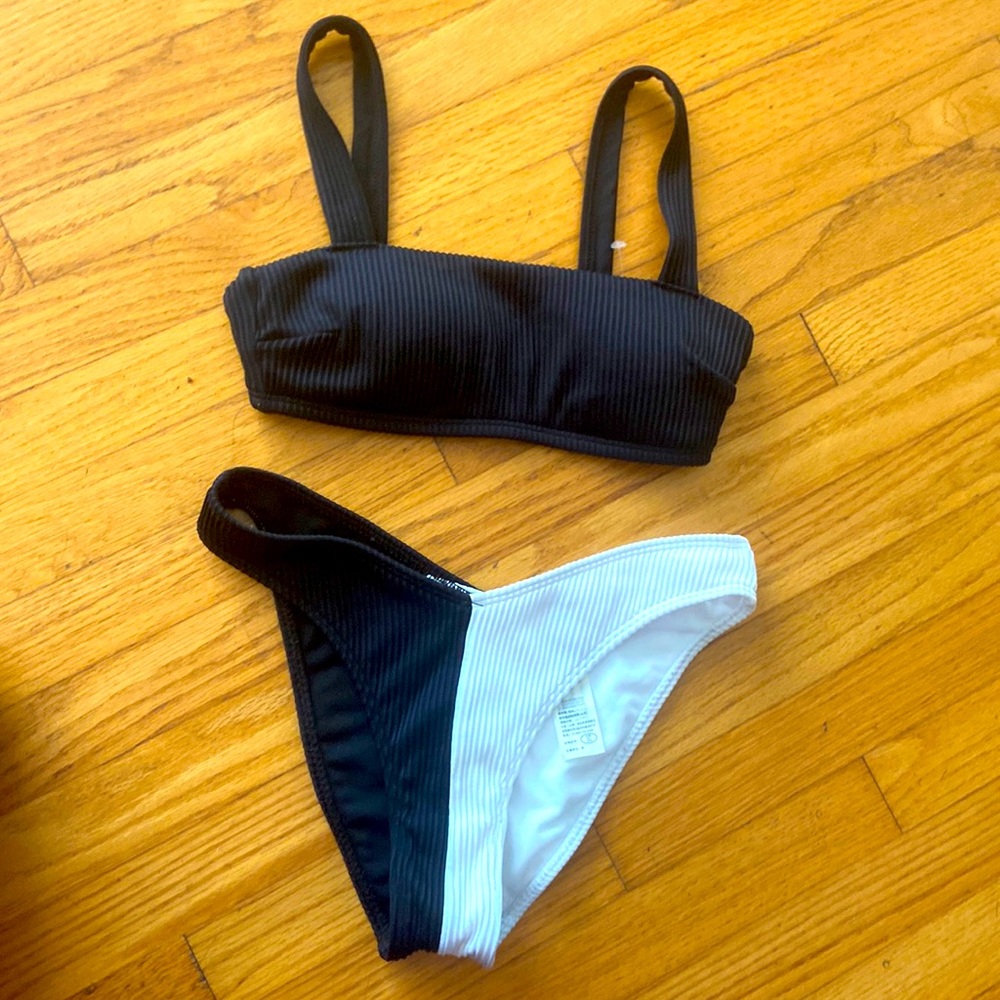 Hollister black and white bikini Size xs